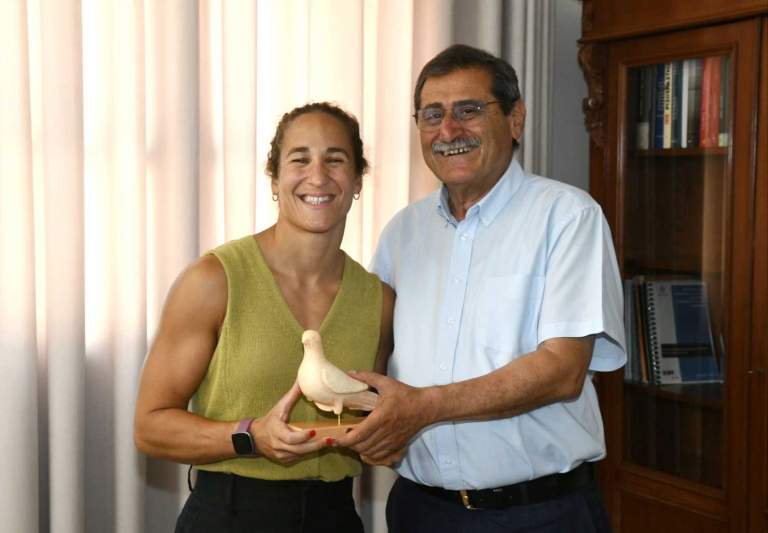 ΣΥΝΑΝΤΗΣΗ ΔΗΜΑΡΧΟΥ ΠΑΤΡΕΩΝ, ΚΩΣΤΑ ΠΕΛΕΤΙΔΗ, ΜΕ ΤΗΝ ΠΑΤΡΙΝΗ ΠΡΩΤΑΘΛΗΤΡΙΑ ΚΟΛΥΜΒΗΣΗΣ ΝΟΡΑ ΔΡΑΚΟΥ