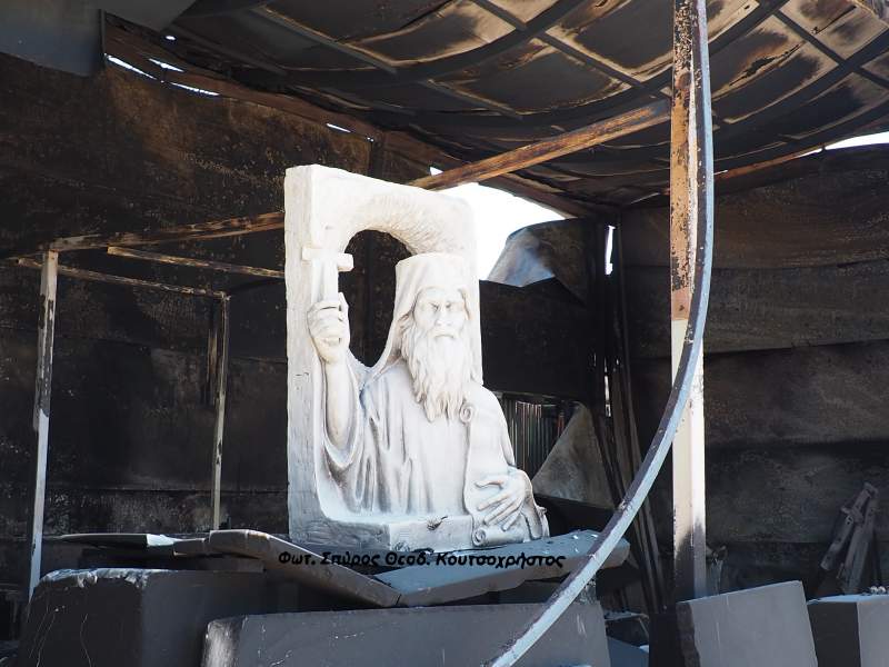 Όρθια η προτομή του Αγίου Σοφιανού μετά την πυρκαγιά της Βορειοανατολικής Αττικής